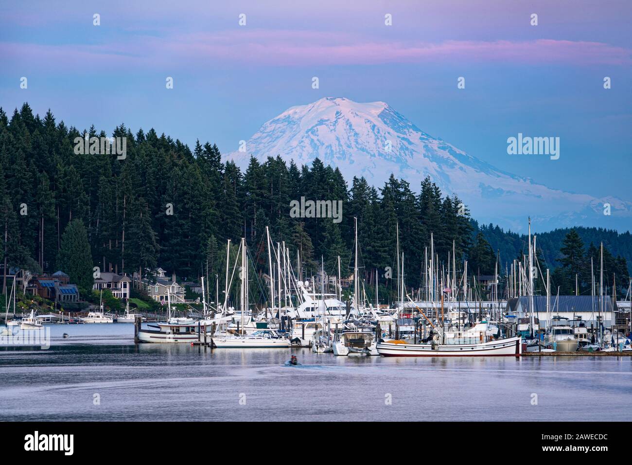 Mount Rainier Über Gig Harbor Washington Stockfoto