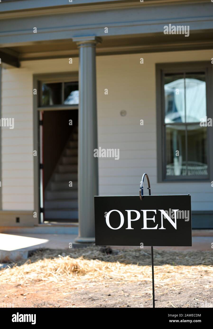 Open House Sign in Front of a New House Stockfoto