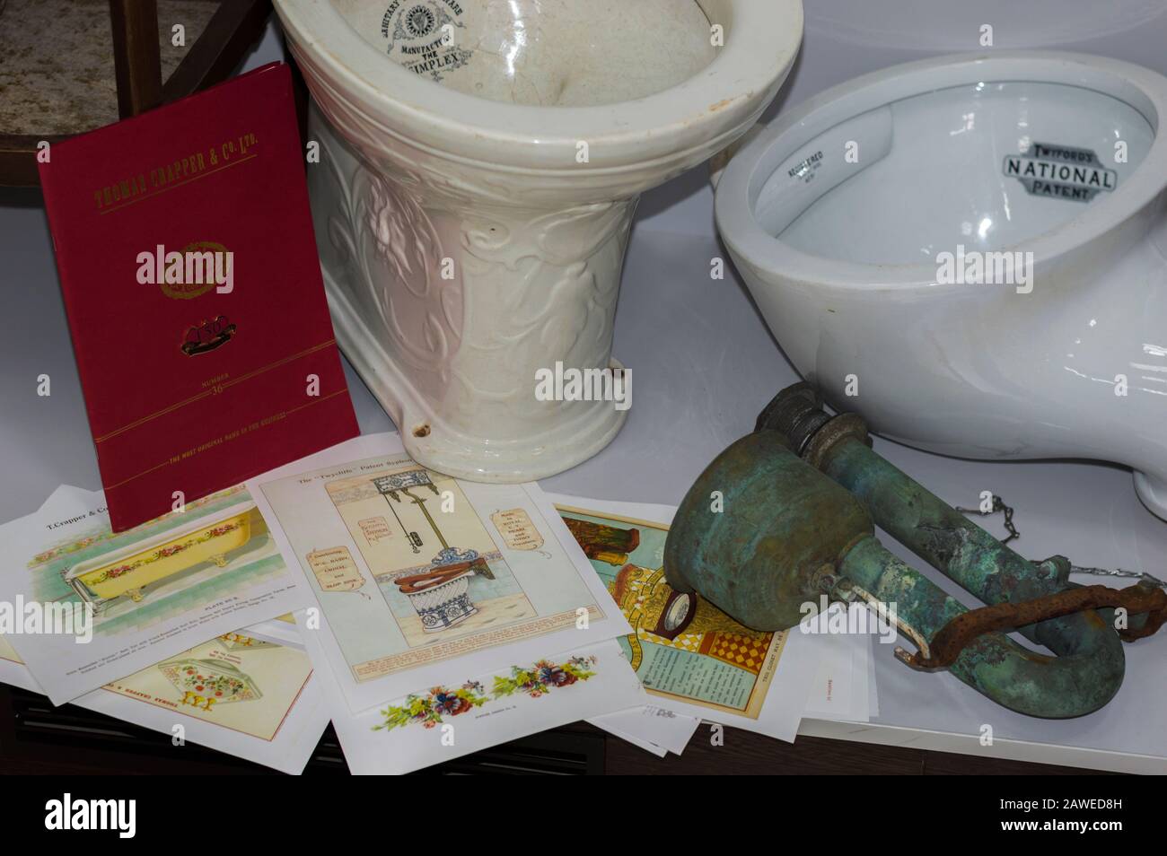 Kiew, UKRAINE - 22. DEZEMBER 2018: Werbung für wasserschrank und Badedesign von Thomas Crapper Stockfoto