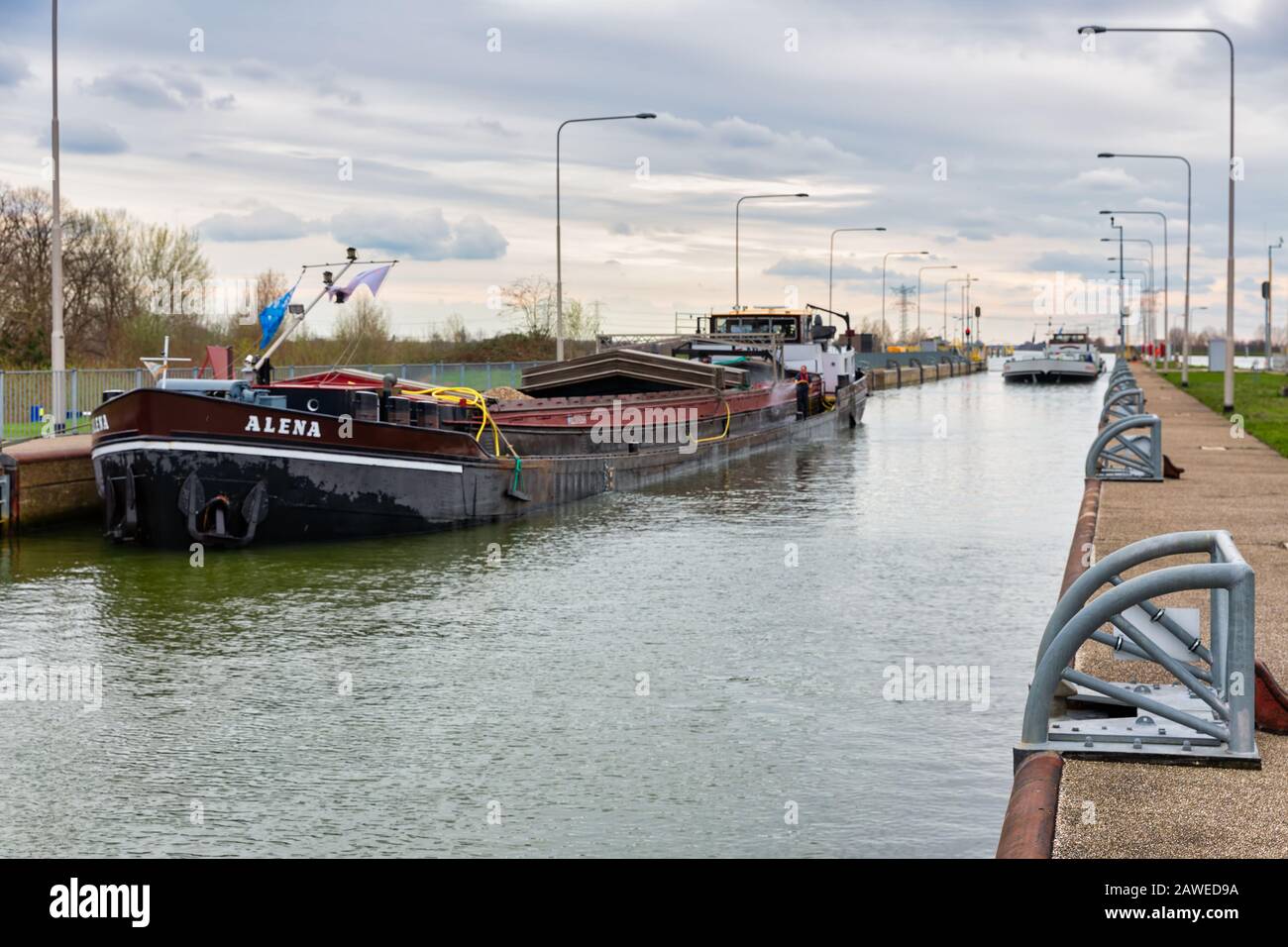 Barge im Schleusenkanal Julianakanaal in der Nähe des niederländischen Flusses Meuse Stockfoto