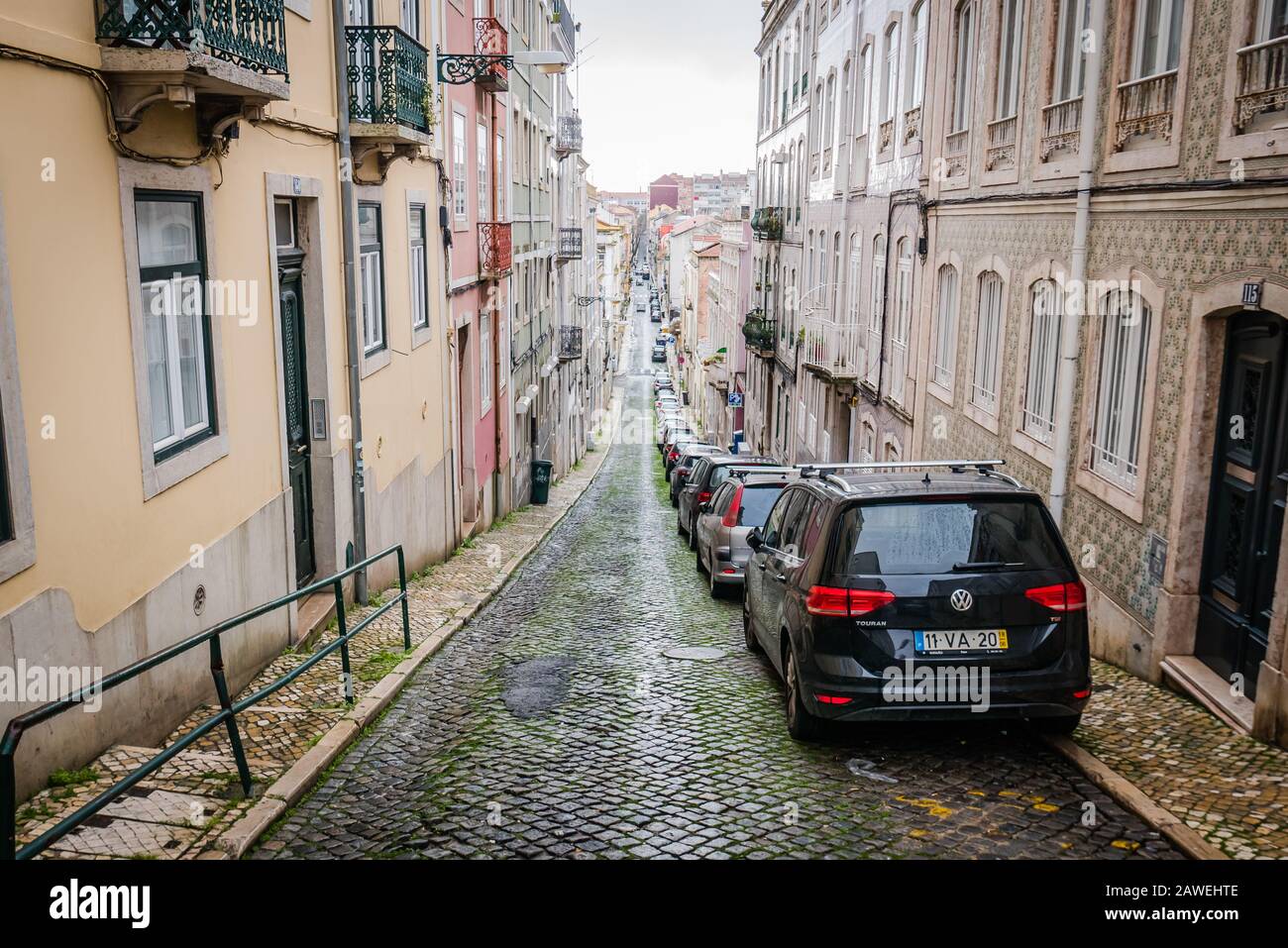 In lissabon portugal europa parkten Autos in einem schmalen Steet Stockfoto