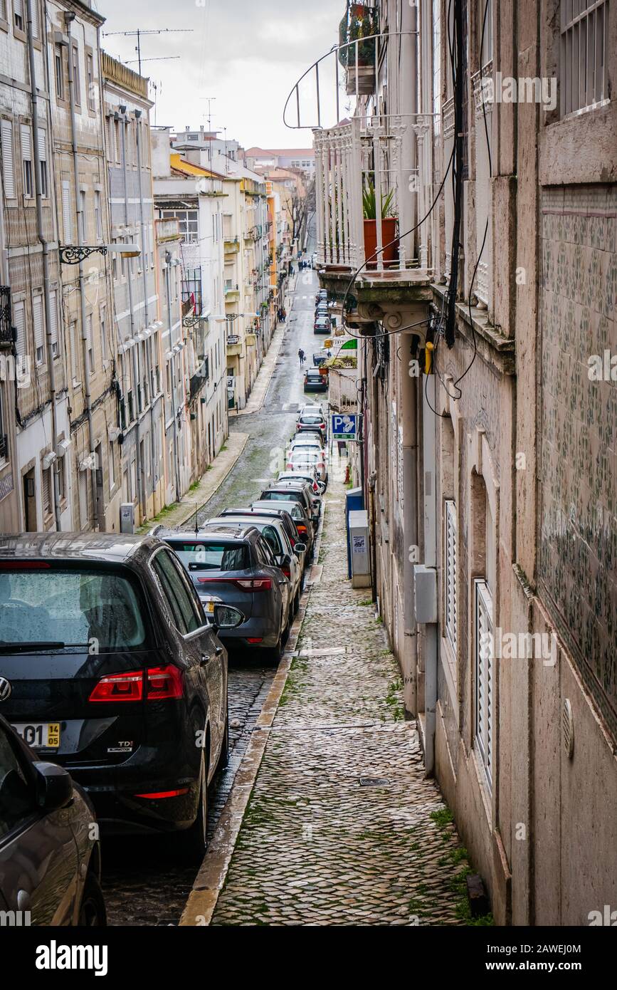 In lissabon portugal europa parkten Autos in einem schmalen Steet Stockfoto