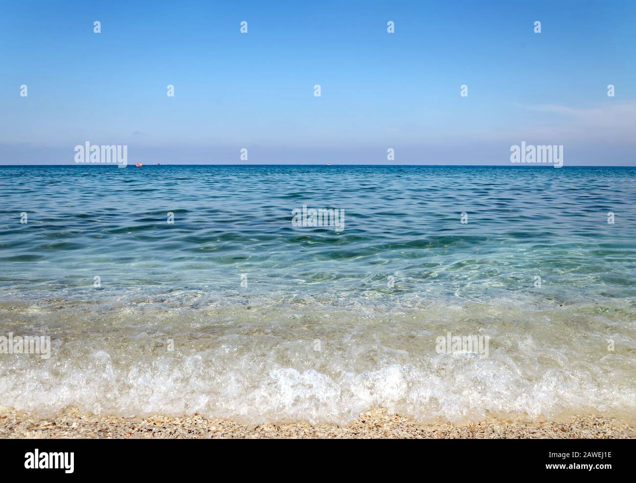 Meerblick, schöne Sommerlandschaft mit klarem Wasser und blauem Himmel, Griechenland Stockfoto