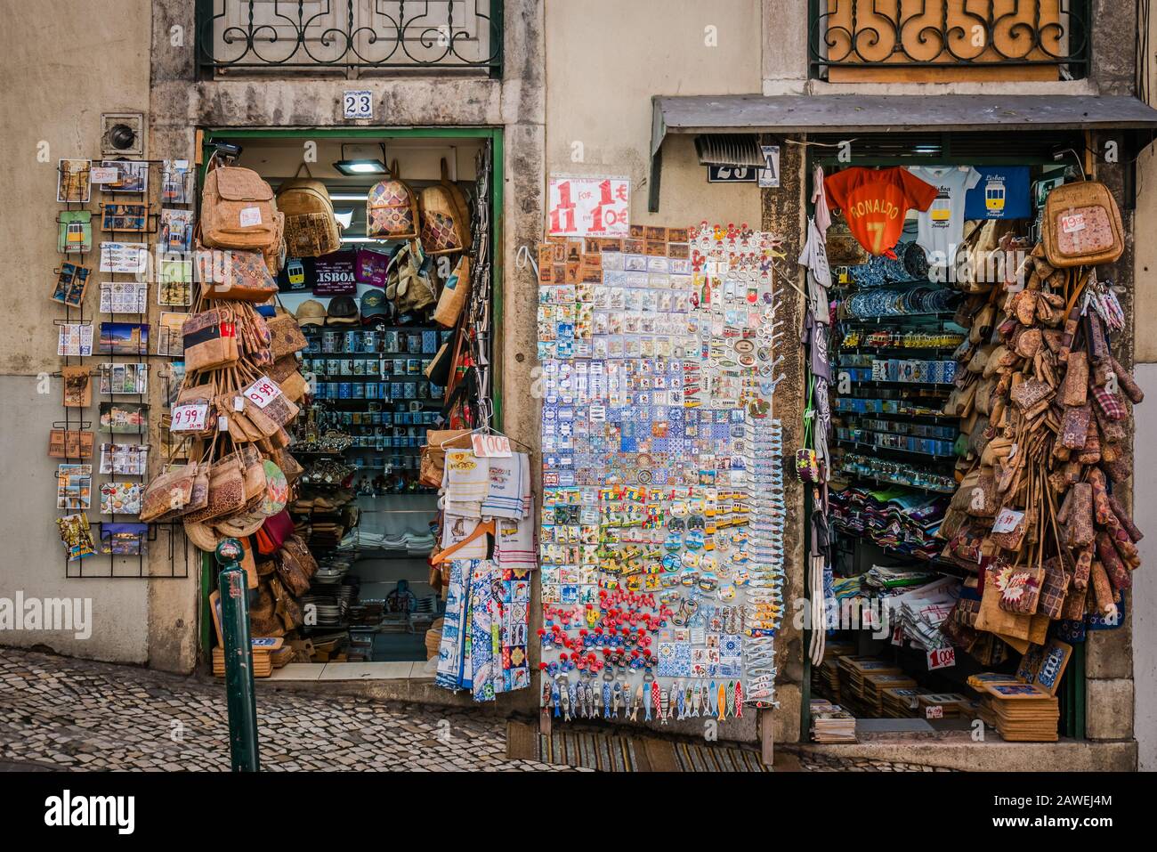 Souvenirladen in der Alfama Altstadt von Lissabon Portugal Stockfoto
