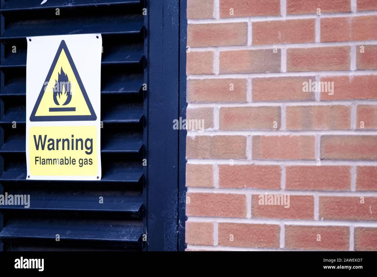 Warnschild zur Sicherheit von brennbaren Gasen an der Louvre-Tür des Werksraums Stockfoto