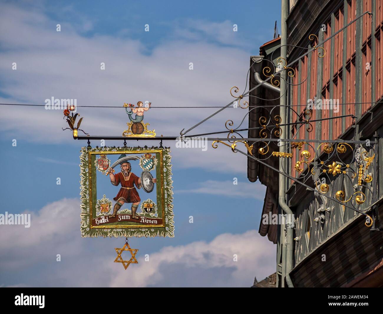 MILTENBERG, DEUTSCH - 07/07/2019: Das hübsche Schild zum Hotel zum Riesen in der Altstadt Stockfoto