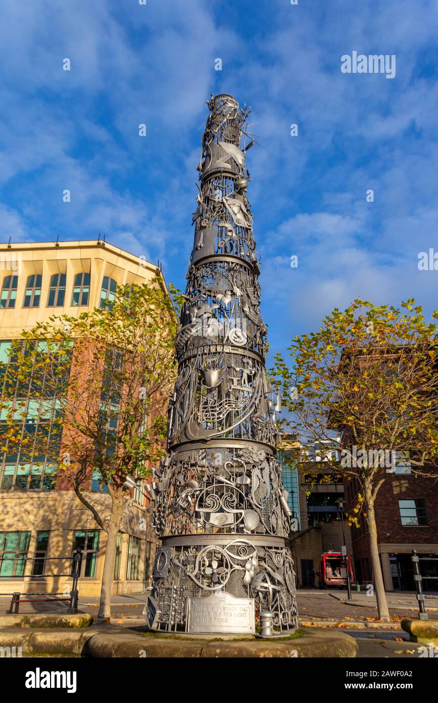 Die Blacksmiths Needle, Newcastle, ein kegelförmiges Denkmal, das handgeschmiedet wurde, besteht aus sechs Schichten, jede Schicht mit Objekten, die die Sinne betreffen. Stockfoto