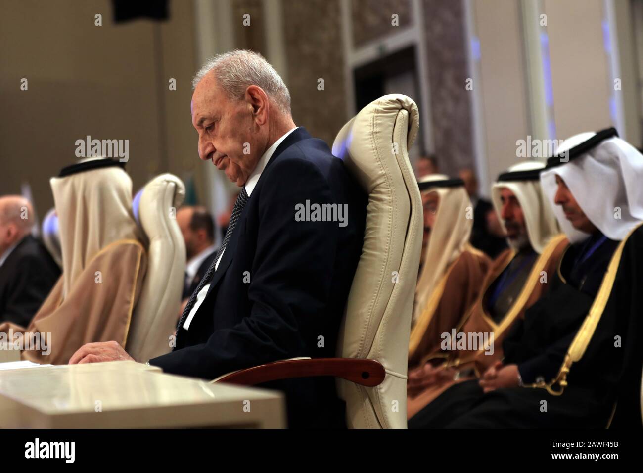 Amman, Jordanien. Februar 2020. Der libanesische Parlamentssprecher Nabih Berri (Front) besucht am 8. Februar 2020 eine Notsitzung der Arabischen Interparlamentarischen Union (APU) in Amman, Jordanien. Die Arabische Interparlamentarische Union (APU) hat am Samstag ihre Ablehnung des Friedensplans für den Nahen Osten der USA, der von US-Präsident Donald Trump angekündigt wurde, geäußert, berichtete die staatliche Nachrichtenagentur Petra. Kredit: Mohammad Abu Ghosh/Xinhua/Alamy Live News Stockfoto