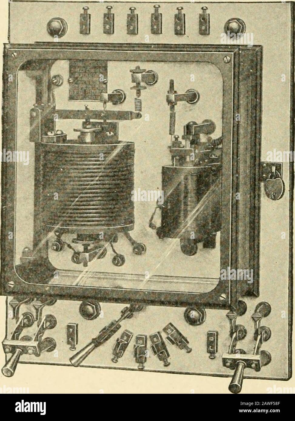 Cyclopedia of Applied Electricity: Eine allgemeine Referenzarbeit zu Gleichstrom-Generatoren und -Motoren, Lagerbatterien, Elektrochemie, Schweißen, Elektroverkabelung, Metern, elektrischer Beleuchtung, elektrischen Eisenbahnen, Kraftwerken, Schaltanlagen, Kraftübertragung, Wechselstrommaschinen, Telegrafie usw. . Einphasensystem mit Sekundärsystem 33 24 LEISTUNGSÜBERTRAGUNG von speziellen Reglern, wie dem Stillwell-Regler oder dem C-Regler, die aus Transformatoren bestehen, deren Primärspule über die Leitung und die Sekundärspule in Reihe mit der Leitung verbunden ist, undso angeordnet Stockfoto