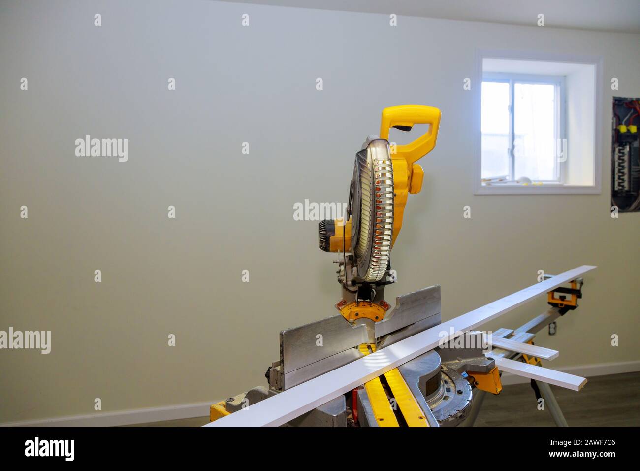 Kreissäge schneiden neue Schonplatte für neue HOME Bau Innenausbau details Stockfoto