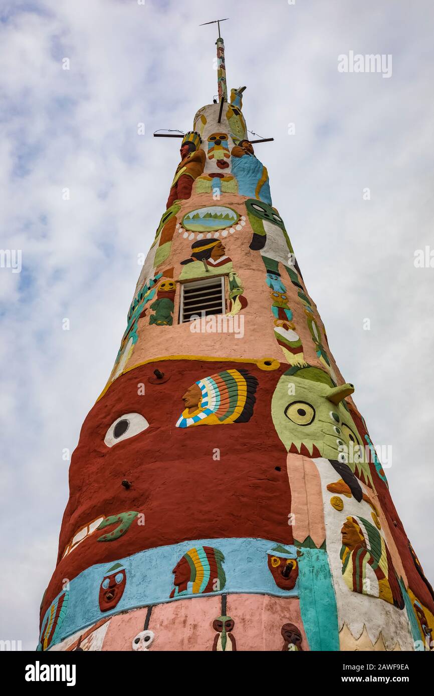 ED Galloway's Totem Pole Park, gefüllt mit Folk-Art-Totems mit einem indianischen Motiv, entlang der Route 66 in der Nähe von Foyil, Oklahoma, USA [keine Eigentumsreleas Stockfoto