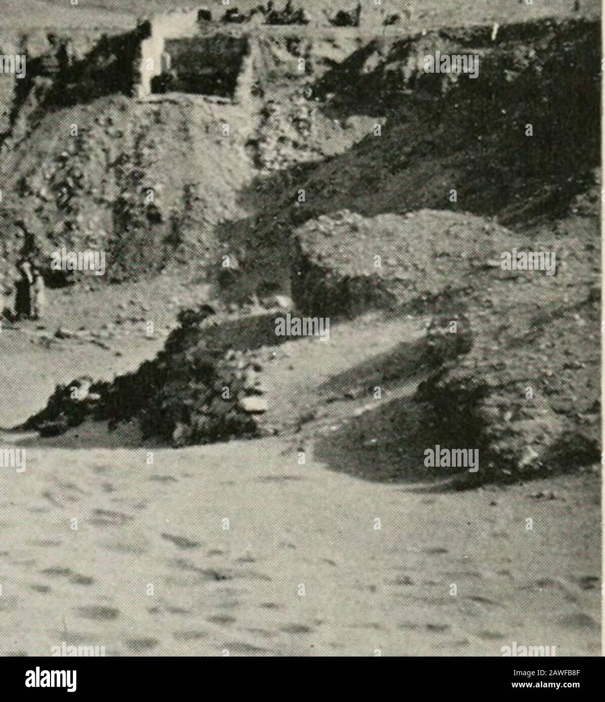 Reisen in die oberägyptische Wüstung . Die Grabung im Inneren der Einfriedung von El Sargieh.-Seite 97. Stockfoto