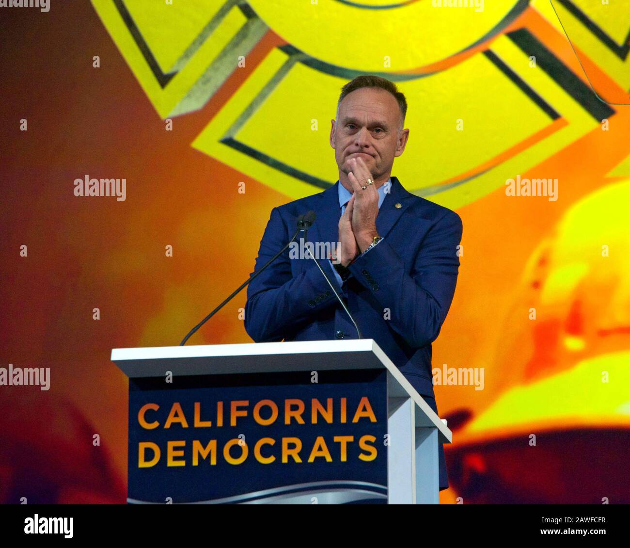 Long Beach, CA - 16. November 2019: CAL Fire Chief Tom Porter, der auf der demokratischen Partei Spricht, Die die Konvention unterstützt. Stockfoto