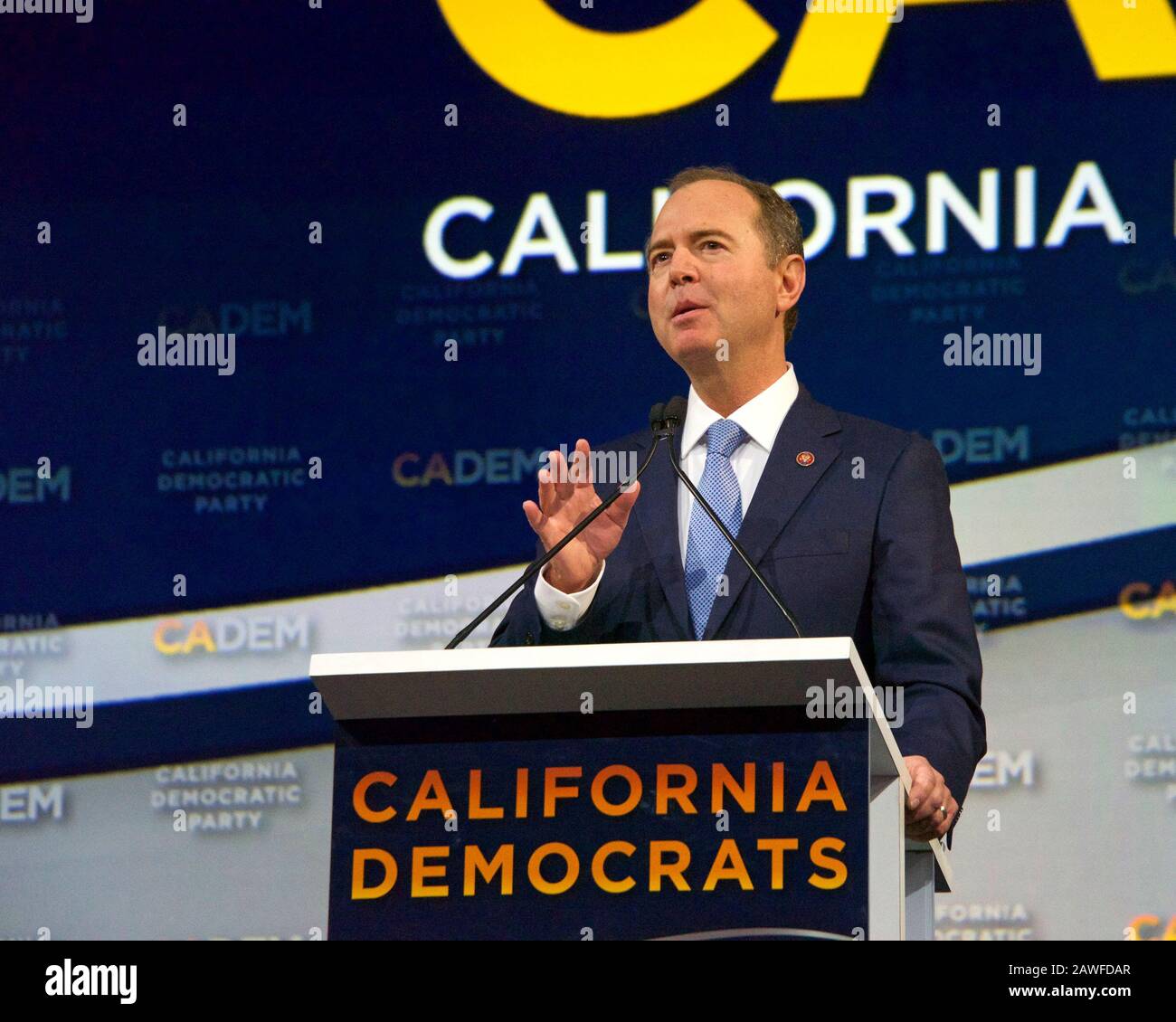 Long Beach, CA - 16. November 2019: Senator Adam Schiff spricht auf der Demokratischen Partei, Die die Convention in Long Beach, CA, unterstützt. Stockfoto