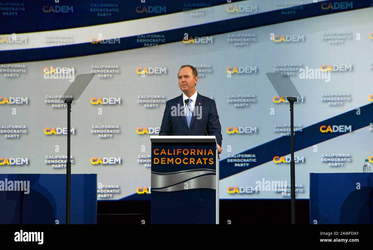 Long Beach, CA - 16. November 2019: Senator Adam Schiff spricht auf der Demokratischen Partei, Die die Convention in Long Beach, CA, unterstützt. Stockfoto