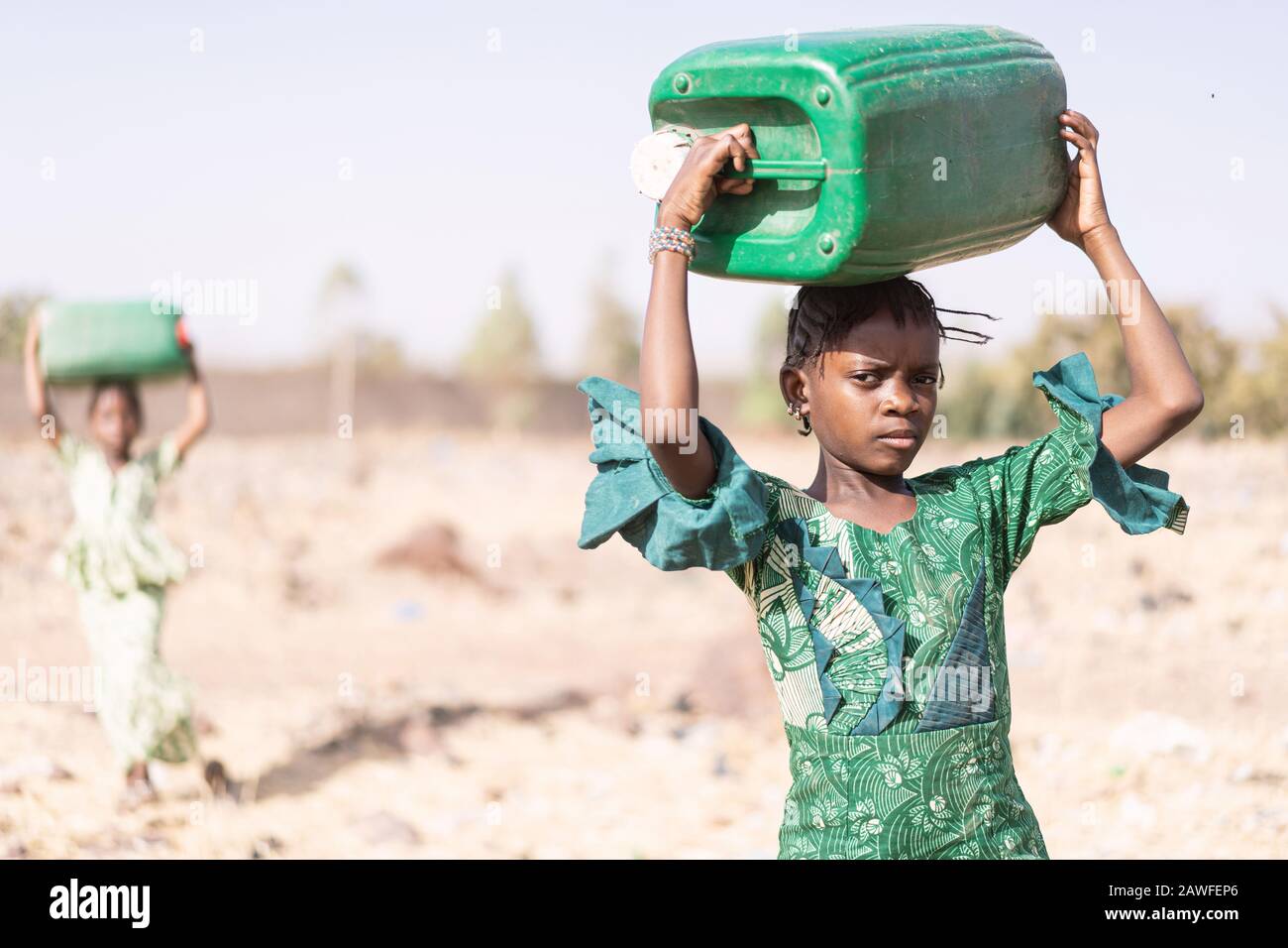 Gorgeous African Girl Arbeitet mit reinem Wasser in Bamako Stockfoto