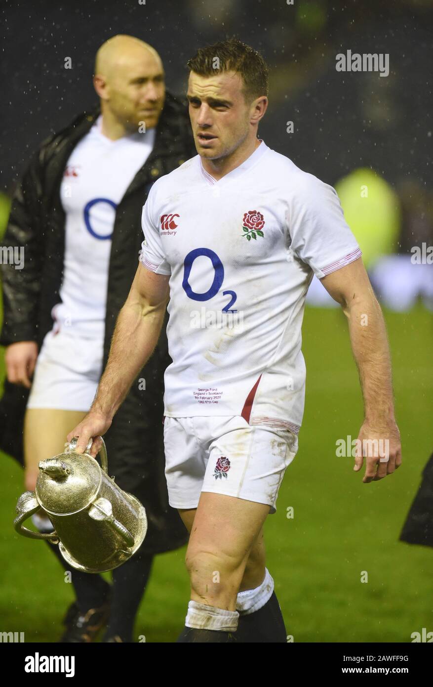 BT Murrayfield Stadium.Edinburgh.Scotland, Großbritannien. Februar 2020. Guinness Six Nations Test Match Schottland gegen England. George Ford England mit dem Calcutta Cup nach dem Sieg über Schottland . Kredit: Eric mccowat/Alamy Live News Stockfoto