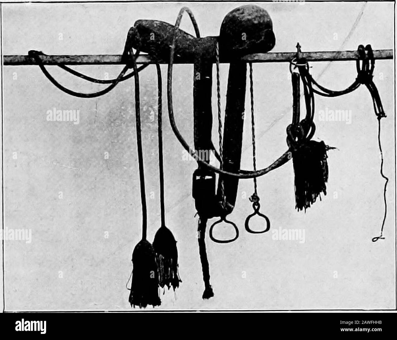 Birma. EISENARBEIT 105. 228. Burman PFERDEMÖBEL. Gongs {Paarung) haben sehr sonore .Qualitäten. Kupfer und Messing Uten-sils werden von den Burmansfor beim Kochen nicht verwendet, aber Messing wird für Obst - Platten, Wasser - Becher und Schalen, Betelkästen und Spittoons, Mörtel, Schuppen und Gewichte, Kuhglocken und Möbel für Pferd und Bullock-Gurtzeug verwendet. Der Import von Eisen und Stahl begann vor Jahrhunderten, immer noch gehören die neverthelessklingen aus Shan-Stahl und Manu-facture zu den besten. Mit Ausnahme der Shansiedler waren die Burmans die einzigen Schmiede des Landes, bis die chinesischen Schmiede eintrafen. Der Hügel- Stockfoto