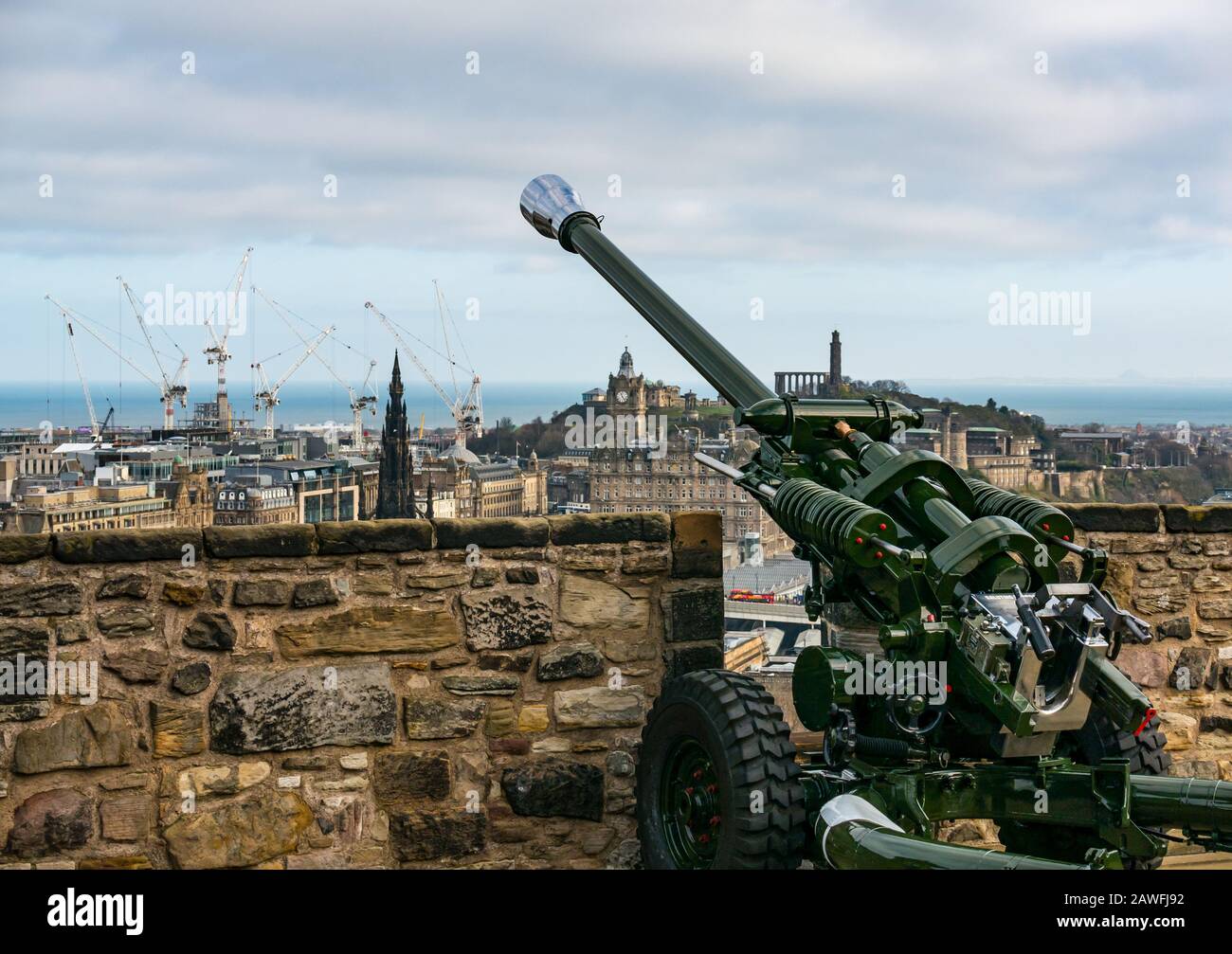 Eine Uhr Pistole, eine leichte L118-Felderpistole mit Blick auf das Stadtzentrum und den Calton Hill, Mills Mount, Edinburgh Castle, Schottland, Großbritannien Stockfoto