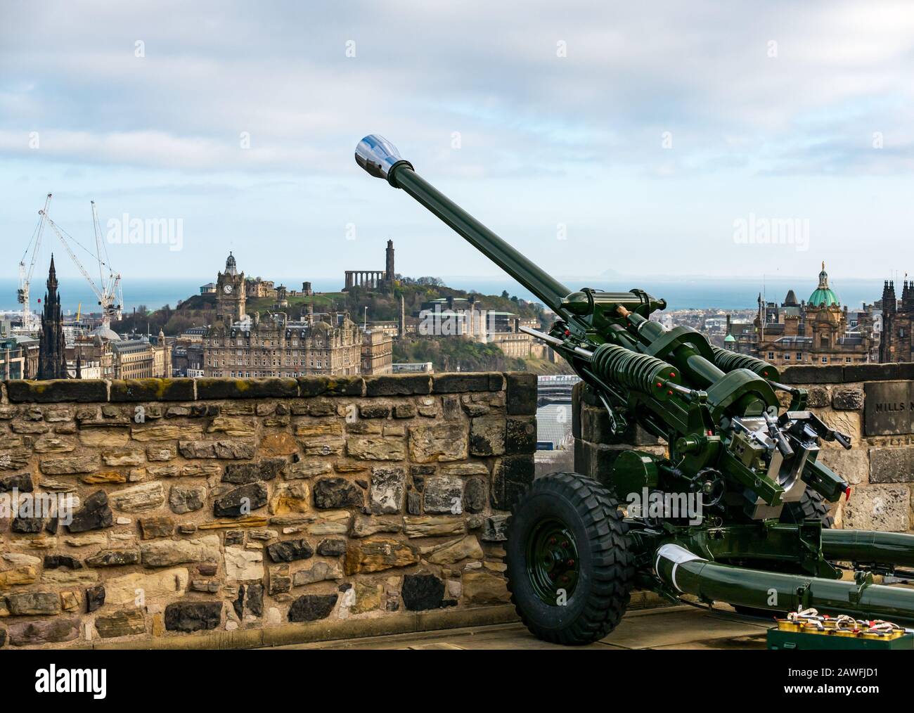 Eine Uhr Pistole, eine leichte L118-Felderpistole mit Blick auf das Stadtzentrum und den Calton Hill, Mills Mount, Edinburgh Castle, Schottland, Großbritannien Stockfoto