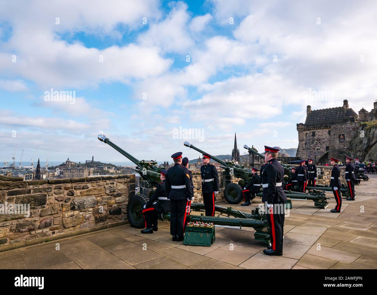 21 Pistolen salutieren die Thronbesteigung von Königin Elizabeth im Jahr 2020, Mills Mount, Edinburgh Castle, Schottland, Großbritannien Stockfoto