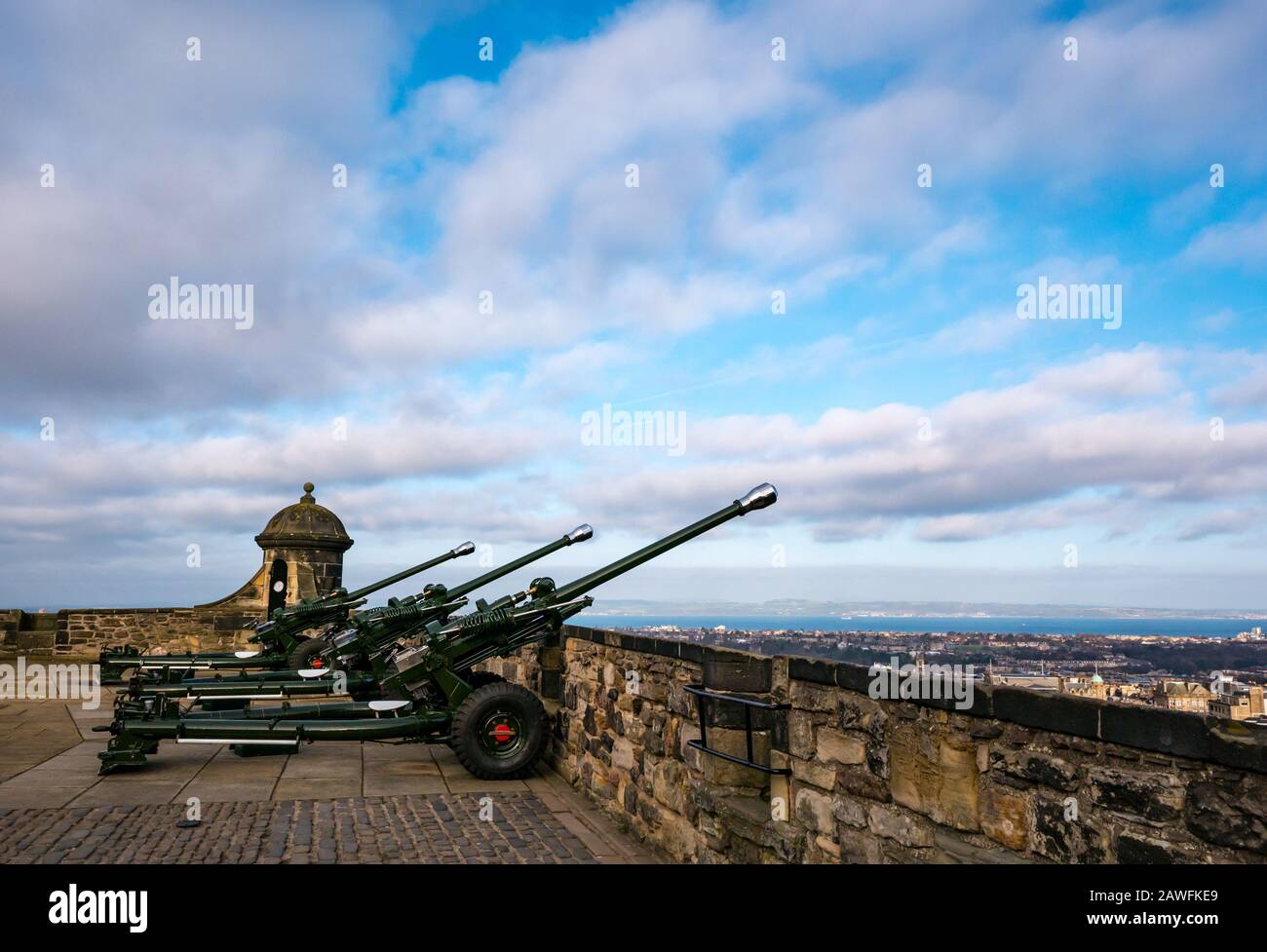 L118 leichte Feldgewehre mit Blick auf das Stadtzentrum, Mills Mount, Edinburgh Castle, Schottland, Großbritannien Stockfoto