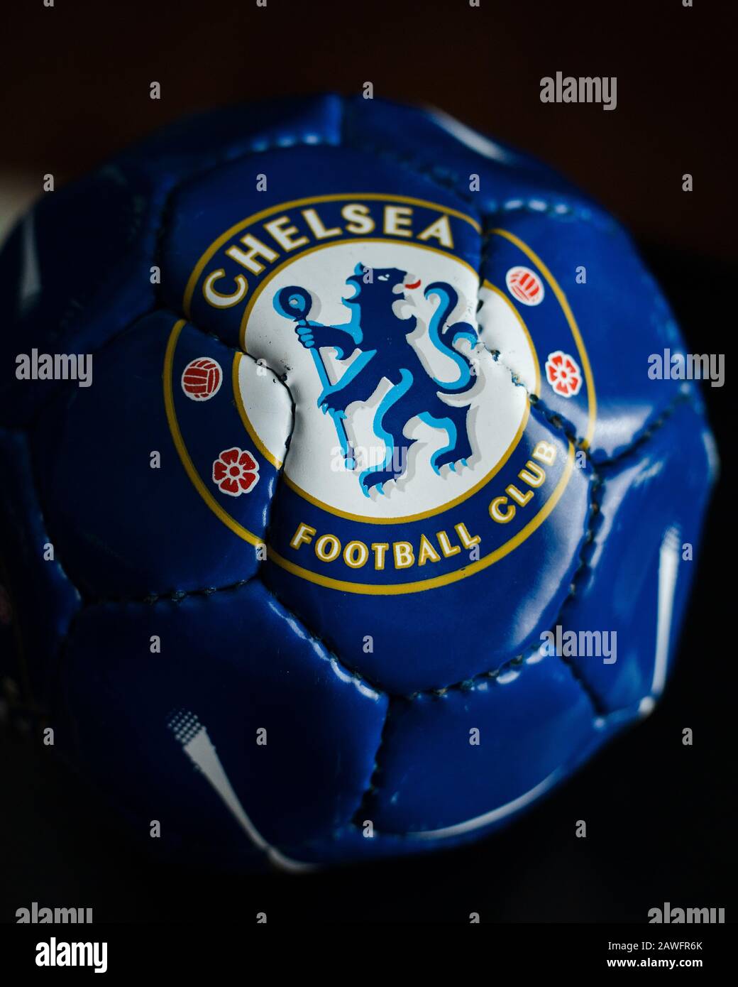 Nahaufnahme des Chelsea Football Club Logos auf einem blauen Mini-Fußballball Stockfoto