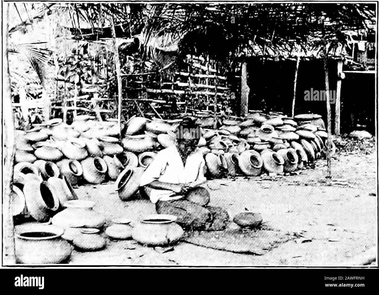 Birma . und von diesen werden die Manu-factures in große Entfernungen nach bywater geschickt. Ton fast steinhart und lateriteare mit einem Neigehammer, abgeschirmt, und in bestimmten Proportionen mit Wasser und Sand aufgearbeitet, indem mit den Füßen gezähmt wird.Die besten und stärksten Töpfe zum Kochen werden nicht an der Drehmaschine gedreht, sondern von Hand in Form gepatzt. Diese sind aber leicht porös und von harter Konsistenz. Die Drehwaren sind sehr porös, wenn sie nicht verglast sind. Zur Lagerung von Öl wird eine Salzglasur verwendet. Für ornamentale Arbeiten werden Bleiglasuren, die mit Vitriolen gefärbt sind, eingesetzt. Am Töpfriesenmeßend verehrenden Kilnsar Stockfoto