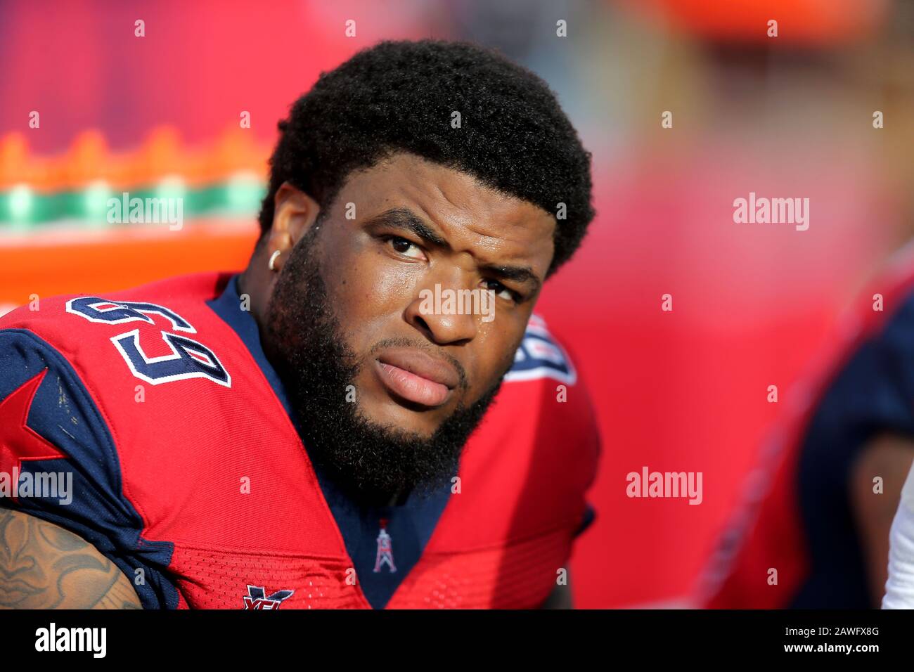 Houston, Texas, USA. Februar 2020. Houston Roughnecks Offensiv-Störer Isame Faciane (69) auf der Bank vor dem regulären Saisonspiel der XFL zwischen den Houston Roughnecks und den Los Angeles Wildcats im TDECU Stadium in Houston, TX am 8. Februar 2020. Kredit: Erik Williams/ZUMA Wire/Alamy Live News Stockfoto