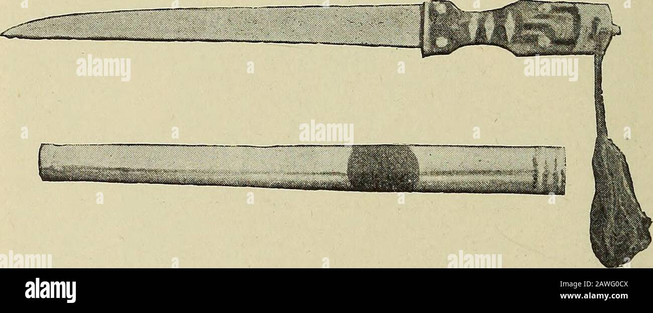 Im verbotenen Land, ein Bericht über eine Reise nach Tibet. Der junge Mann aus Tibetisch bereitet sich vor und gibt ihm oft eine feine rot-orgrüne Farbe. In der Regel wird die natürliche Tönung jedoch vorserviert, insbesondere wenn das Leder für Gürtel, Bullette und Pulvertaschen sowie Feuerstein- und Stahlkoffer verwendet wird. Die Haarnase der Felle wird durch Zupfen und Schaben entfernt, und in DEM VERBOTENEN LAND wird die Präferenz für Felle des Yaks, der Antilope und des Andkiang gezeigt. Die Tibeter sind Meister der Kunst des Schlittens, die Häute, die danach geschlagen, angetrodelt und manipuliert werden, um weich zu werden. Es gab Simpleorn Stockfoto