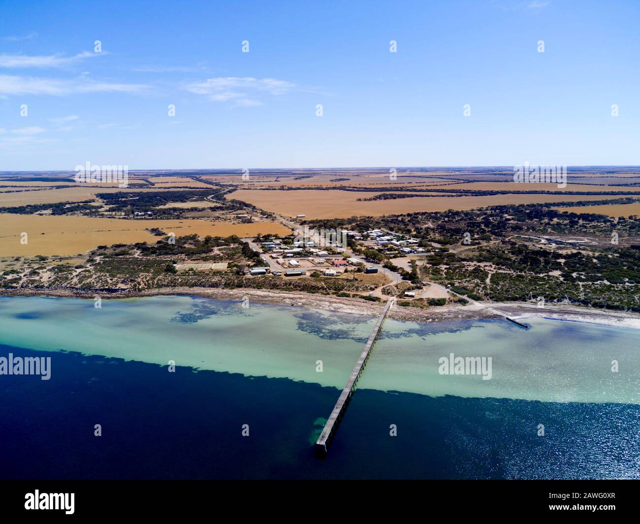 Historischer Holzsteg für Landungsbedarf für die frühen Pioniere auf der Haslam-Eyre-Halbinsel in South Australia Stockfoto