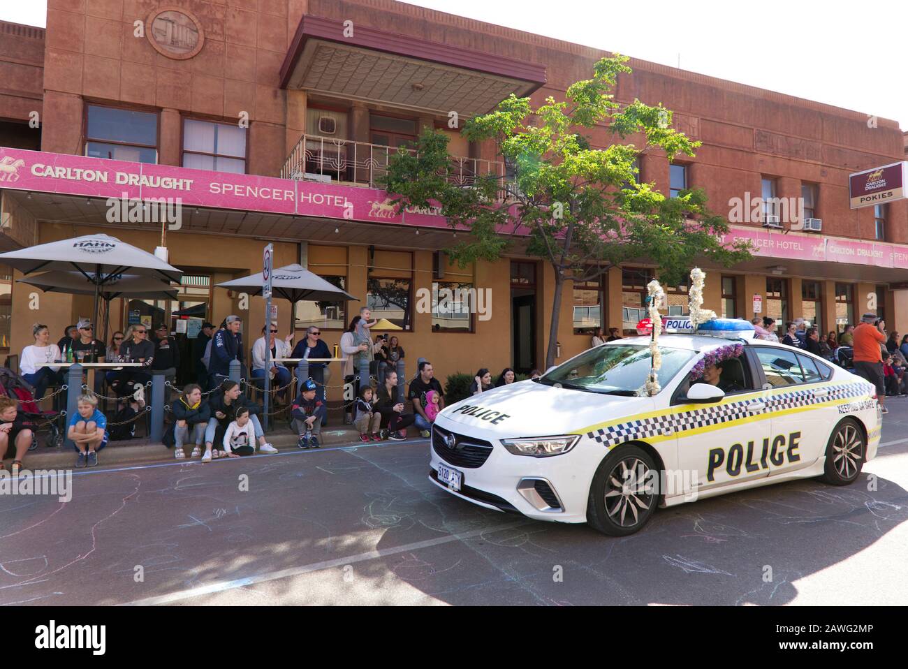 Lokaler Polizeiwagen in der Weihnachtsparade durch die Straßen der Whyalla-Eyre-Halbinsel in South Australia Stockfoto