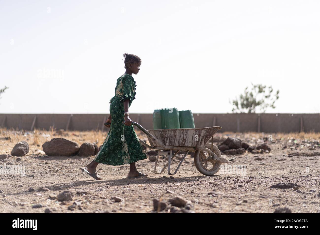 Ehrliches Foto von Westafrika-Frauen, die Tap Water in einer ariden Zone bekommen Stockfoto