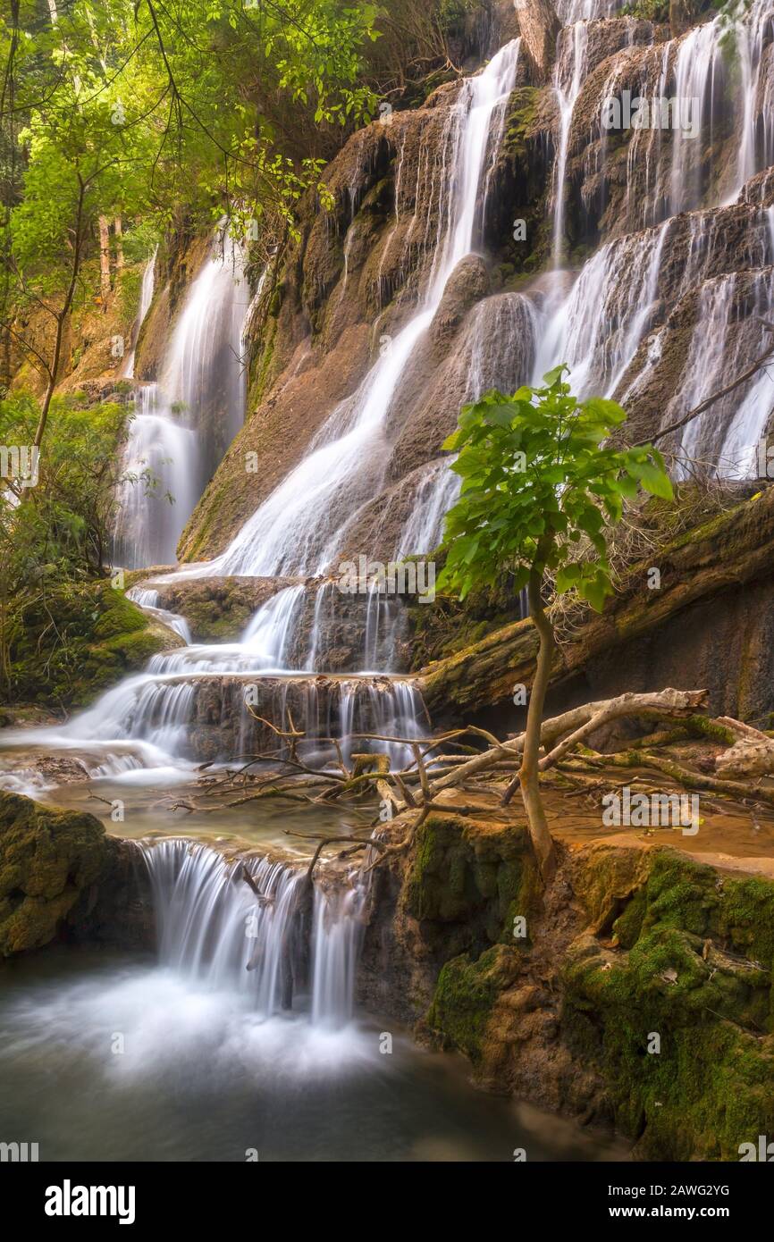 Vertikale Landschaft Blick auf die szenischen Kuang Si Wasserfälle, ein wunderschöner Wasserfall in einem Üppigen Wald In der Nähe von Luang Prabang, Laos Südost-Asien Stockfoto
