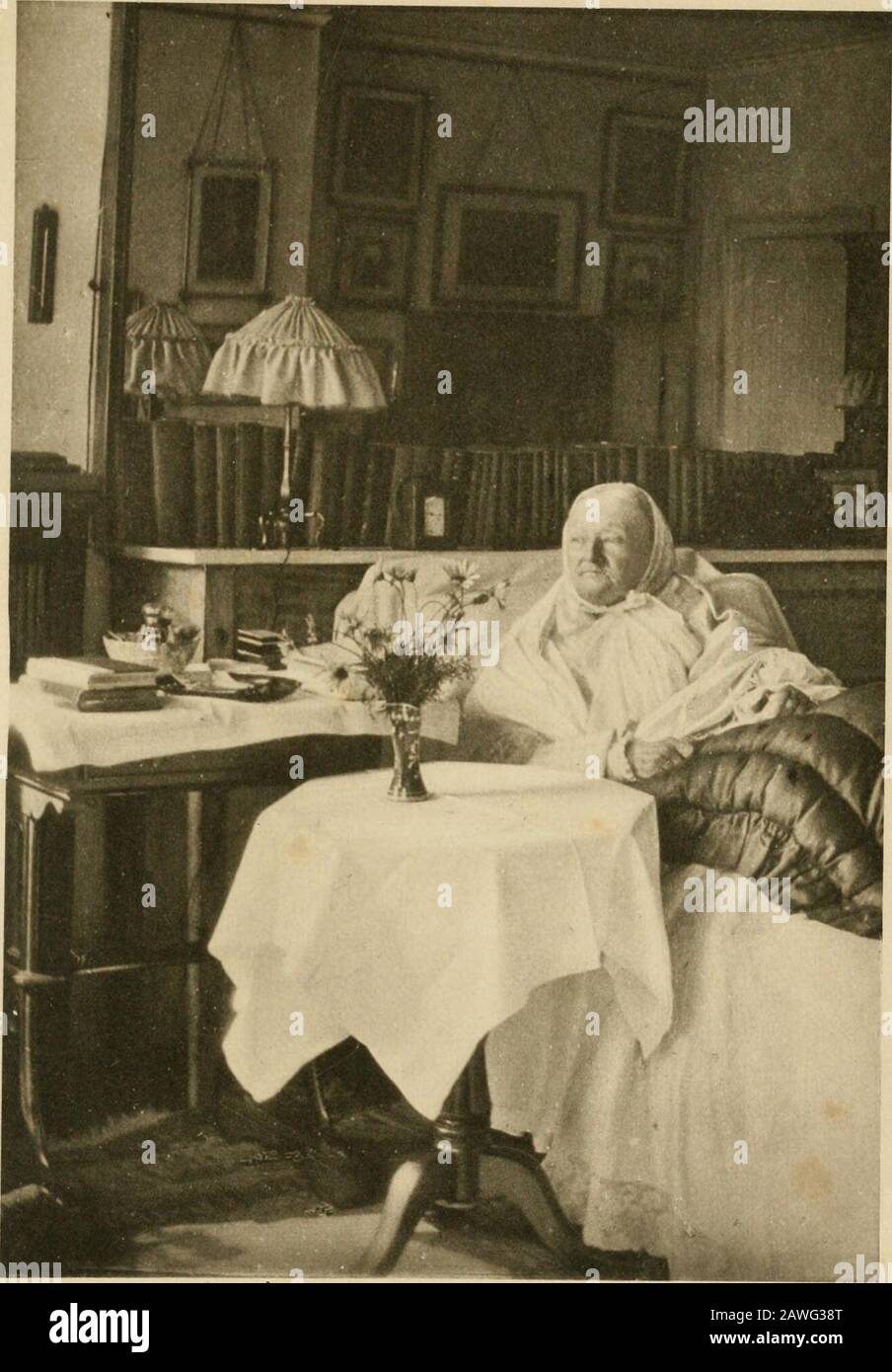 Das Leben der Florence Nightingale . Zimmer, sagt ein Besucher, aber es gab nur sehr wenig neben den notwendigen Möbeln, die zwar gepflegt, aber einfach, mit Ausnahme einiger Stücke, die von Embley und Lea Hurst gekommen waren. Zwischen zwei der drei Fenster stand ein großer Sessel, in dem MissNightingale manchmal sitzen würde. Auf dem Wandaphotogramm des Lord Lawrences Portraits waren nur wenige Bilder zu sehen, ein in der Wasserfarbe untermalter ägyptischer Sonnenuntergang und ein oder zwei weitere Geschenke. Die Zweigen von der meisten Bedeutung waren ein langer Chromolithograph des Bodens über Sebastopol, wie sie es in ihrem Willen nannte ^-das war OPP Stockfoto