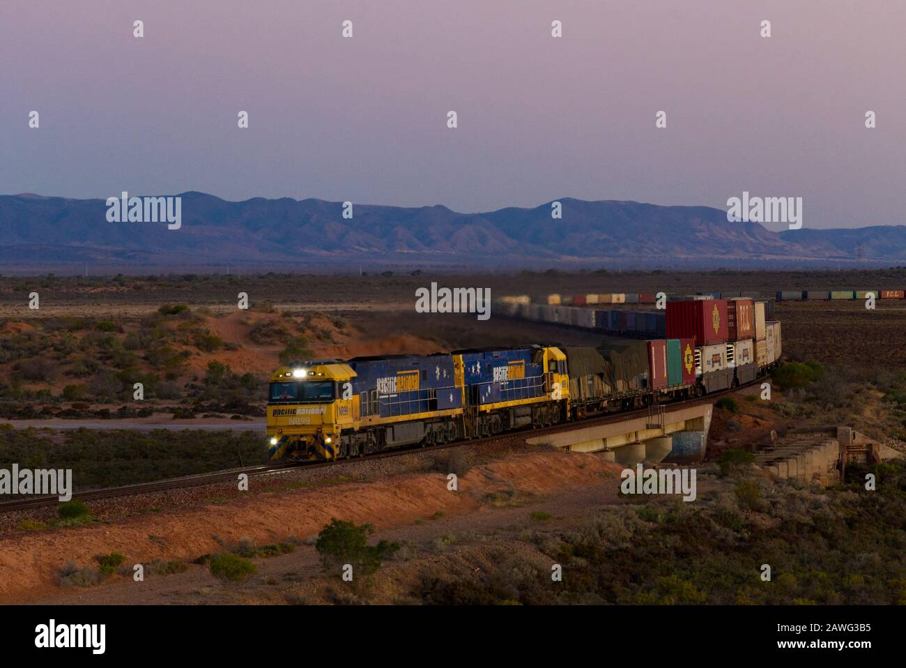 Container-Güterzug, der Port Augusta South Australia für die Fahrt nach Norden nach Darwin verlässt Stockfoto