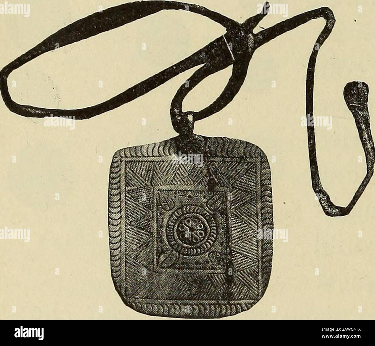 Im verbotenen Land, ein Bericht über eine Reise nach Tibet. KUPFERMÜNZEN OHRRING GETRAGEN VON MÄNNERN Der Schmuck war von lokaler Herstellung, und in den Somecases waren die Malachit-Stücke fest eingestellt, aber usuallya Art von Paste wird verwendet, um die Steine zu halten, und conse-quently, hübsch, wie die Juwelen sind, sie brechen bald. Die Ohrringe sind normalerweise besser gemacht als die Broschen, aber das interessanteste von allen, denn einfacher und morecharakteristischer sind die flachen Silberbezauber, wie die I 269 IM VERBOTENEN LAND. Silberner CHARME gibt in der Abbildung unten, verziert mit primitivedesign. Dieser Teil Stockfoto