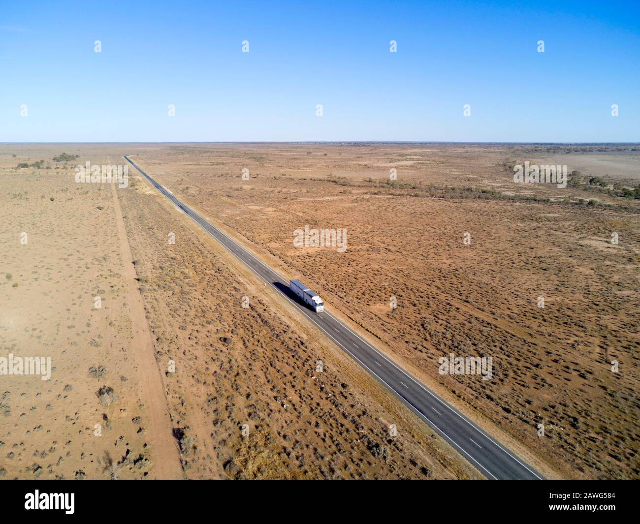 Antenne des Überlandtransports auf dem Barrier Highway in der Nähe des westlichen Wilcannia Outback New South Wales Australia Stockfoto