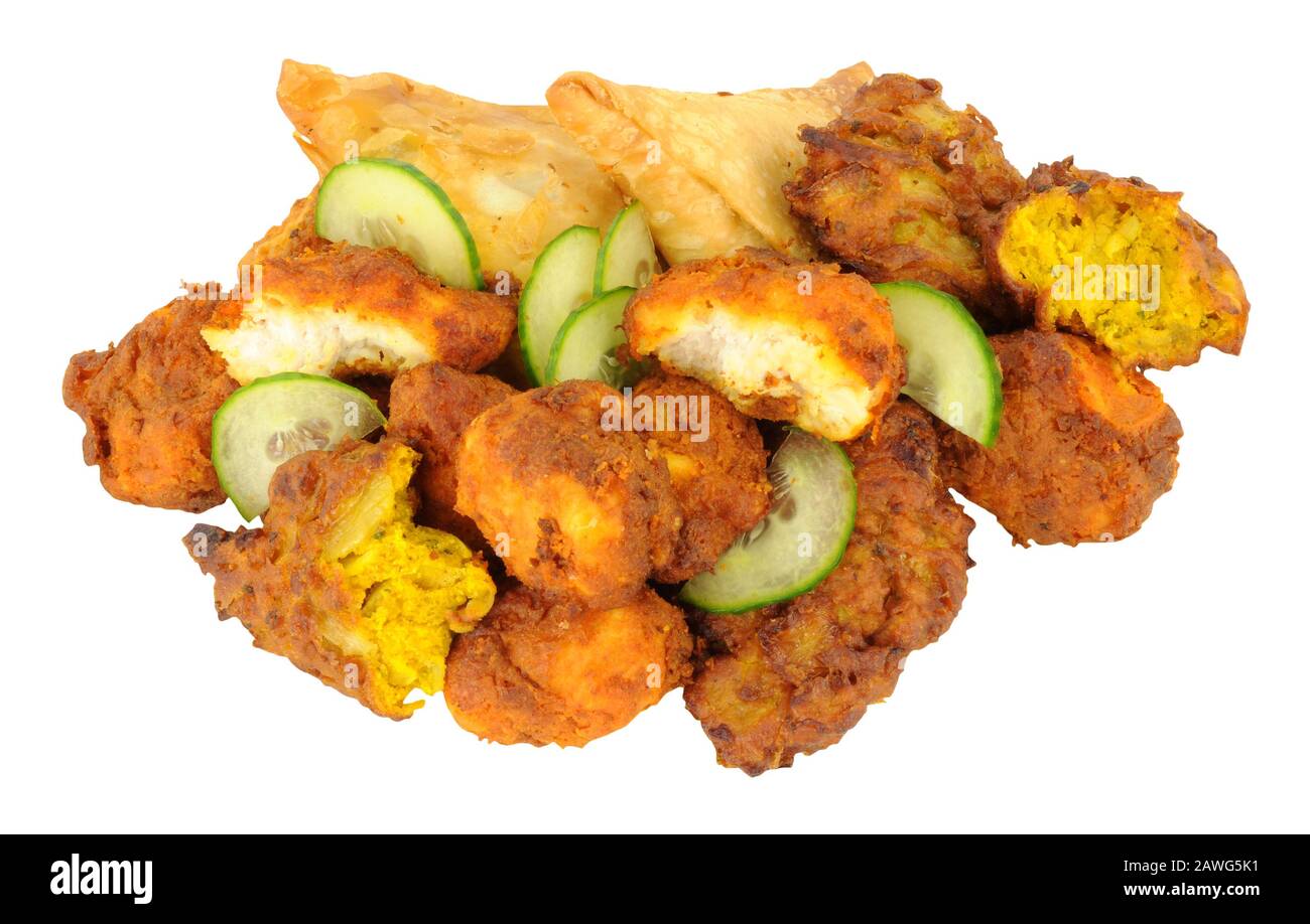 Gebratene indische Snacks wie Samosas, Zwiebelbhajis und Pakoras, isoliert auf weißem Hintergrund Stockfoto
