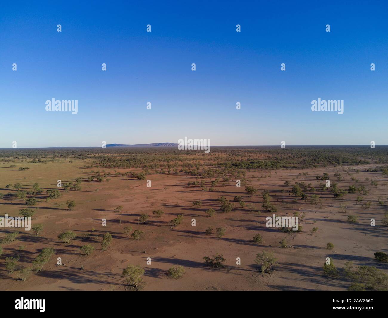 Luft aus den Überschwemmungsgebieten des Darling River, die auf den Mount Gundabooka blicken, überfluten das westliche New South Wales Australien Stockfoto