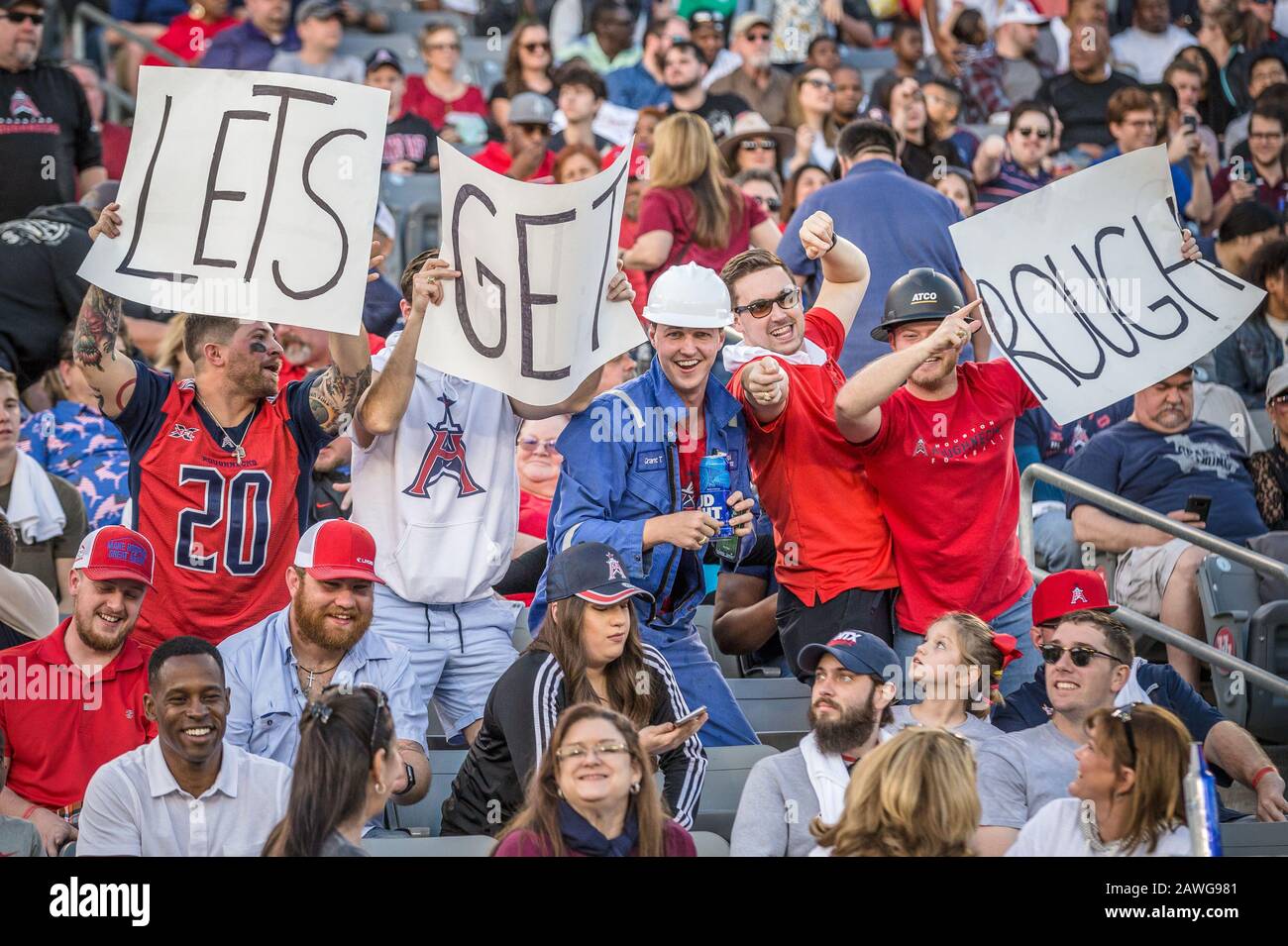 Houston, Texas, USA. Februar 2020. Houston Roughnecks Fans jubeln während des XFL-Spiels zwischen den Los Angeles Wildcats und den Houston Roughnecks im TDECU Stadium in Houston, Texas. Houston besiegte Los Angeles 37-17. Prentice C. James/CSM/Alamy Live News Stockfoto