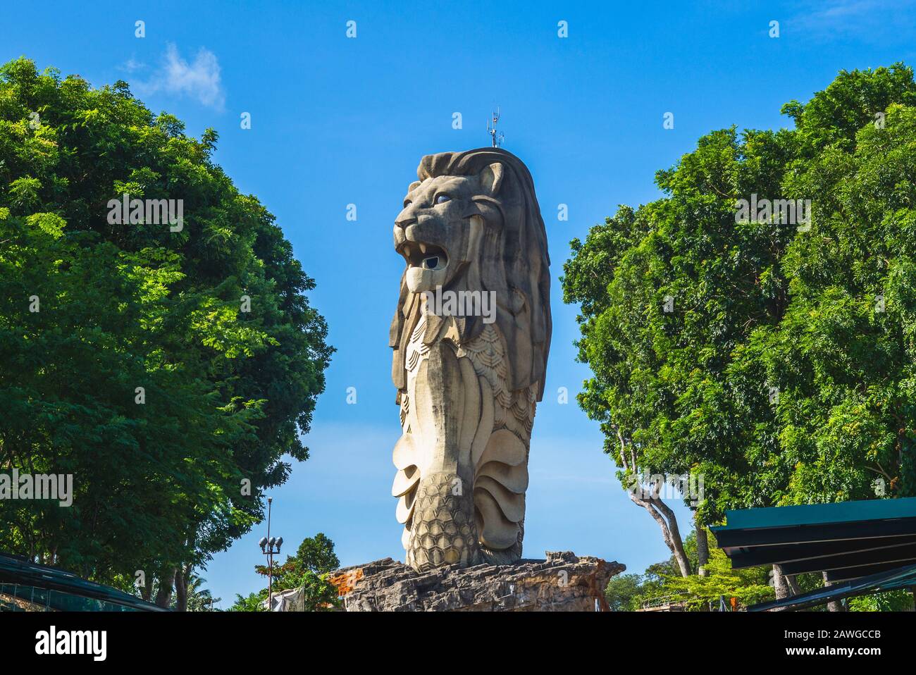 Sentosa, Singapur - 5. Februar 2020: Die Höchste Merlion-Statue auf Sentosa. Am 20. Oktober 2019 ist sie dauerhaft geschlossen Stockfoto