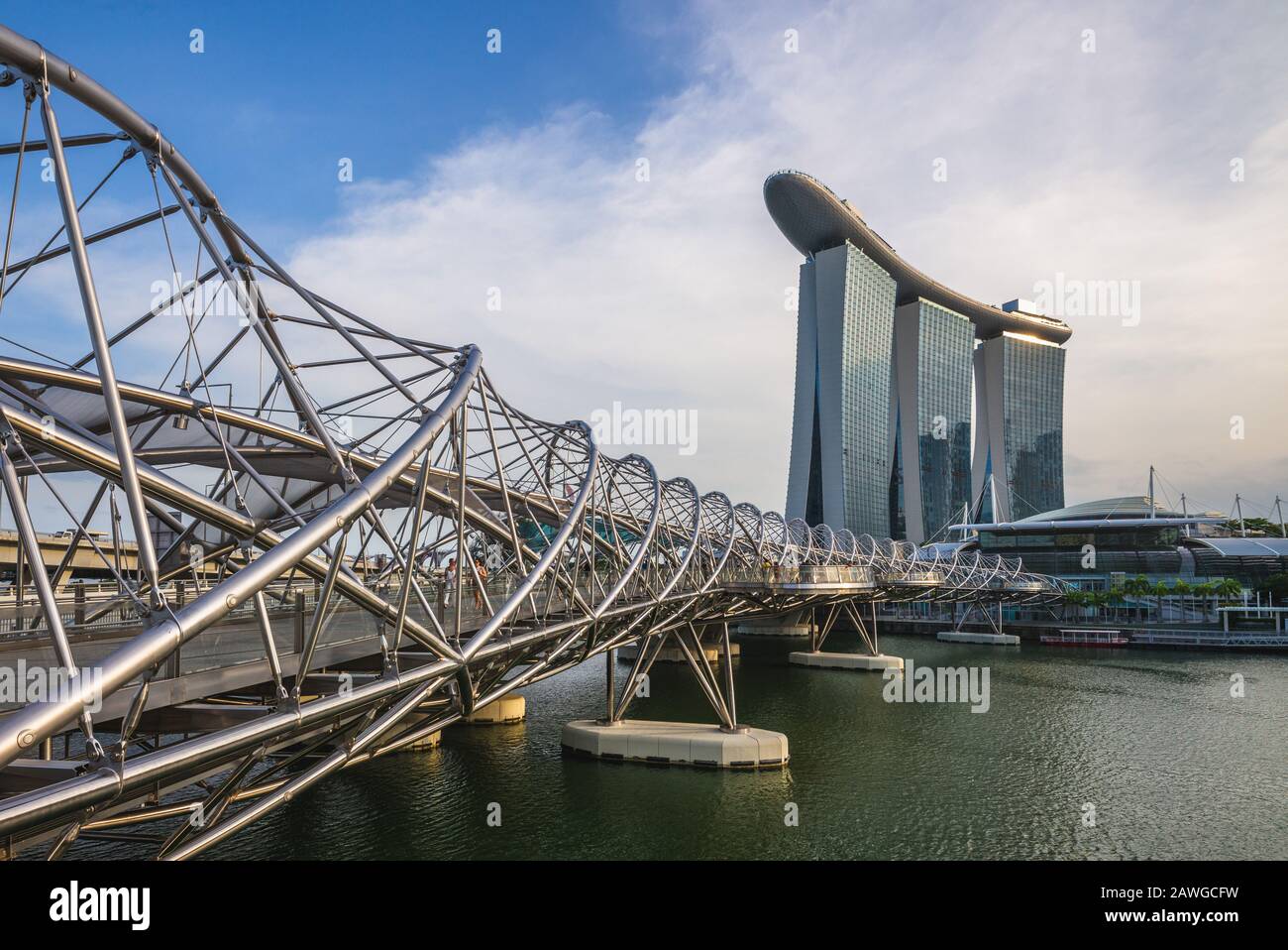 Singapur - 6. Februar 2020: Skyline von singapur an der Marina Bay mit dem berühmten Wahrzeichen singapurs: Sands, Helix und Kunstwissenschaftliches Museum Stockfoto