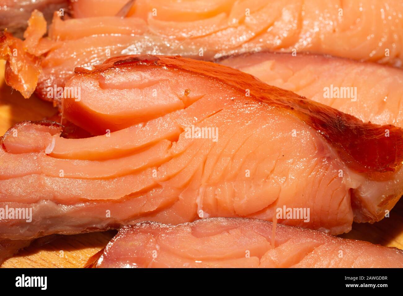 Rote Fischstücke. Geräucherter Lachs. Meeresfrüchte in der Nähe Stockfoto