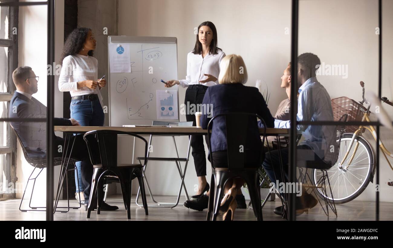 Zwei mehrtausend Jahre haben verschiedene, selbstbewusste Frauen Referenten Trainer das Bildungs-Seminar geleitet Stockfoto