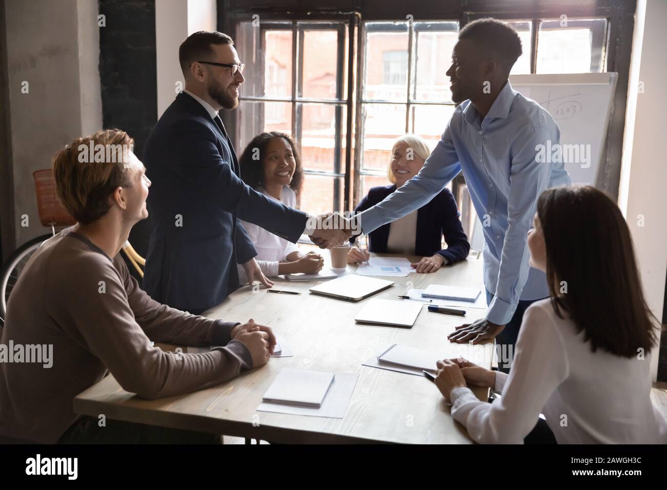 Afrikanische kaukasische Ethnie Geschäftsleute Parteiführer schütteln die Hände, die Verhandlungen beginnen Stockfoto