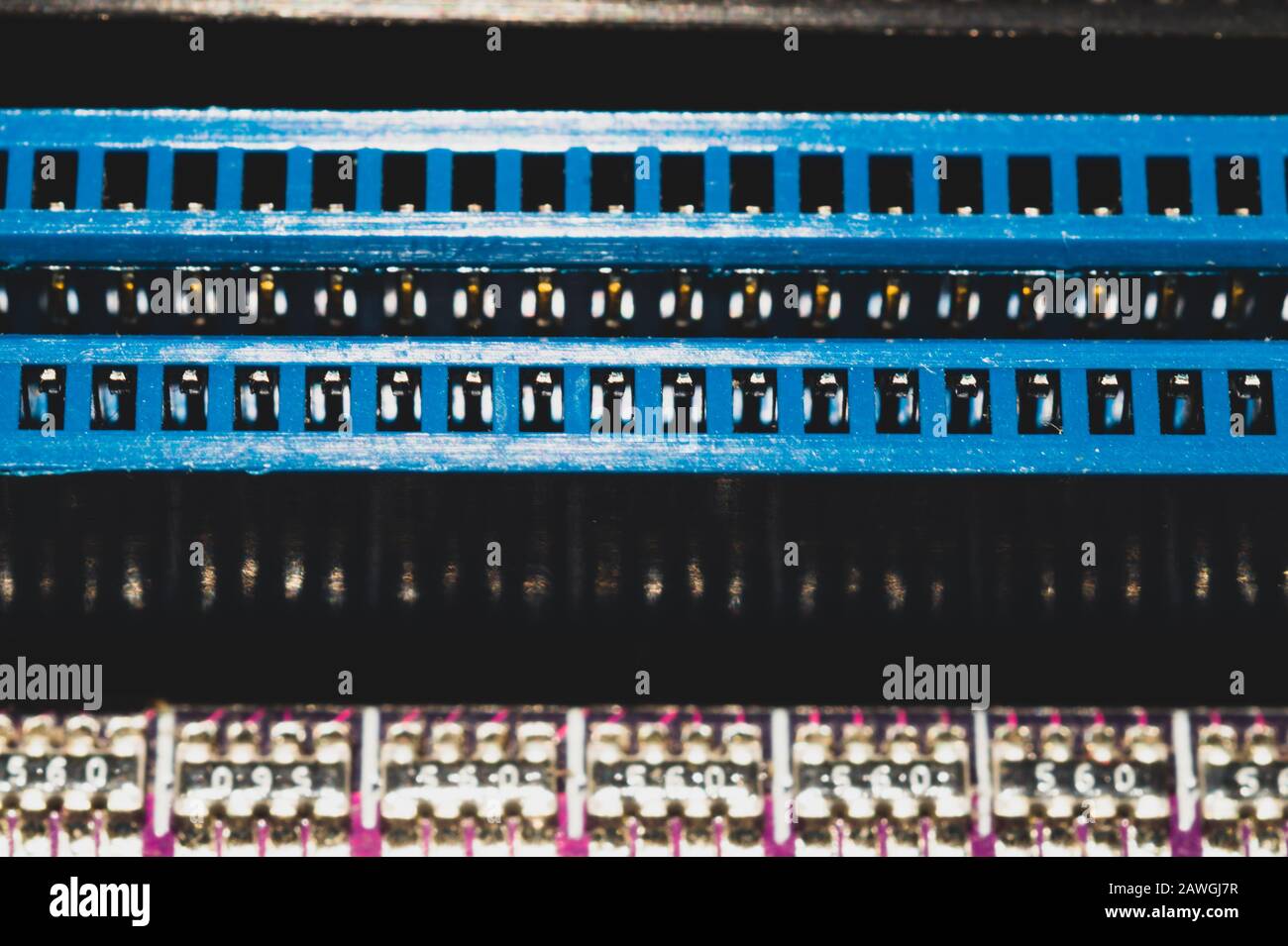 Speichersteckplätze auf der Hauptplatine schließen. RAM-Buchse. Anschluss auf der Leiterplatte des Computers Stockfoto