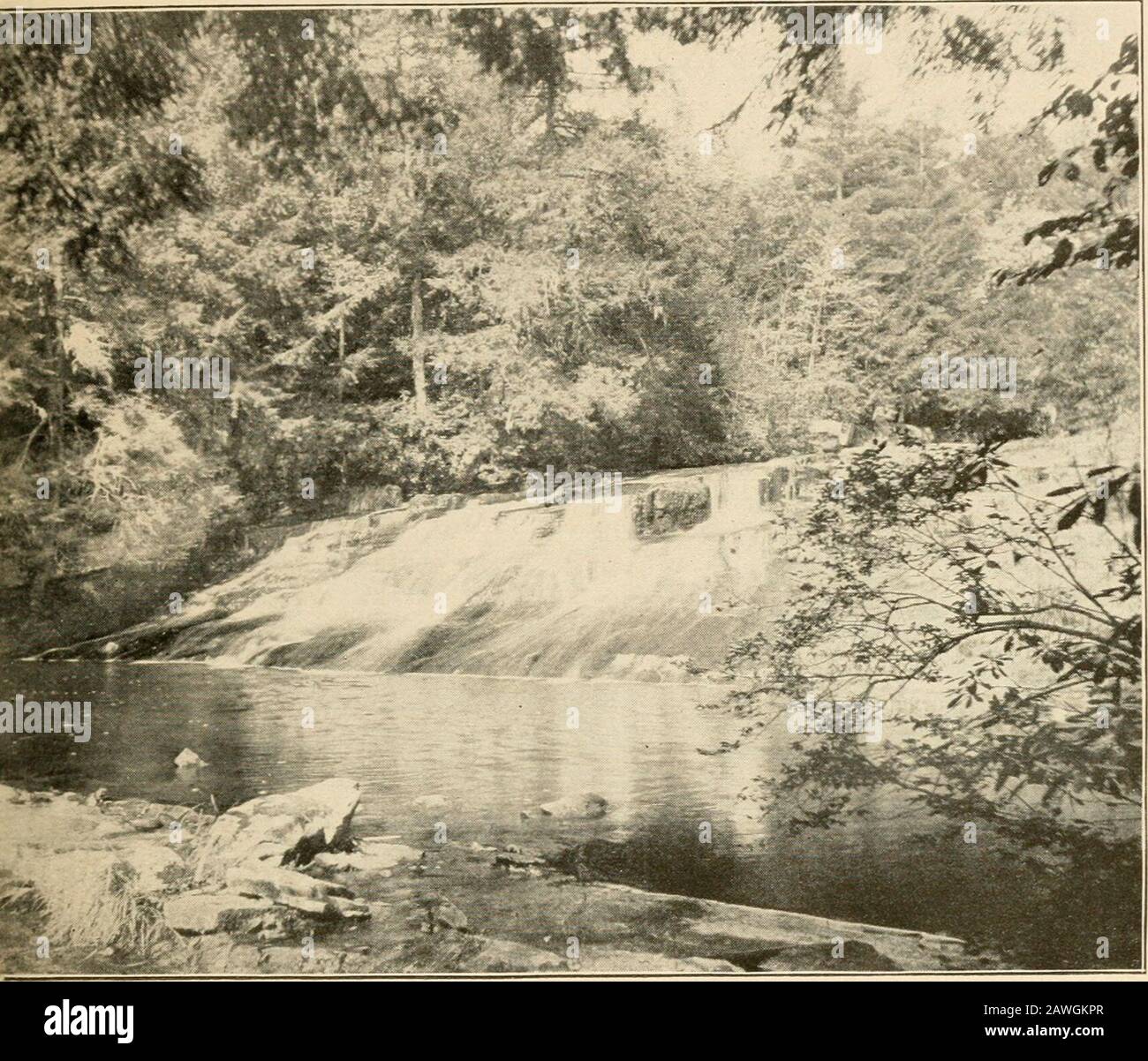 Ghost of the Glacier and other Tales. ^Copyright, i9oo,^Detroit Photographic Co. 3 Uplands ragen von seinem weiteren Ufer. Inseln machen es. Dazu kommen die sanften Hügel von New York, die gleichmäßig von Feldzäunen durchschnitten werden. Meile auf Meile davon - dann Binghamton. Trotzdem folgen wir den Susquehanna. Tioga Point erhebt sich über den beiden Flüssen, die an seiner Basis fließen, ein sympathischer Sentinel. Die Hügel zeigen sich auf der rechten Seite. Von ihrem Scheitelpunkt aus haben wir einen Blick auf den Fluss, auf dem anderen die sanften Bauernländer. In VIERHUNDERT MEILEN SCHÖNHEIT, dem Tal der Chemung tauchen wir, Berge auf einer Seite wieder, ein feger Fluss o Stockfoto