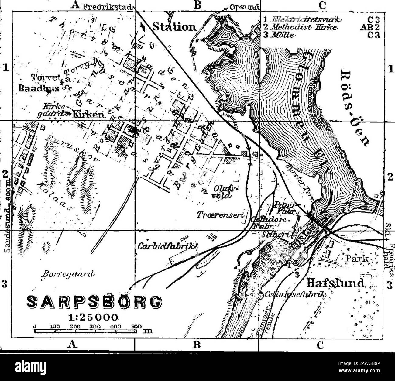 Norwegen, Schweden und Dänemark: Mit Exkursionen nach Island und Spitzbergen; Handbuch für Reisende . d. Zwischen diesen beiden Vierteln liegt eine Dampffähre. Ca. 7 Kil. E. von Fredrikstad und 6 Kil. S. von Sandesund (S. 99), liegt Torsekillen oder Hundebunden, ein Badeort am Meer. - Zum W. OfFredrikstad liegt (10-11 Kil.) die Insel Hatikfi (S. 7). Jenseits von Fredrikstad auf der linken Seite liegen kurioserweise abgenutzte Felsen.Schöne Aussichten auf den breiten Fluss. Der Zug überquert einen Arm der Glom-Männer. Die Banken sind mit Fabriken, Holzhöfen und Ziegelfeldern bedeckt. 103 Kil. Greaker. Blühende Gaarden. Der Zug beendet die Stockfoto