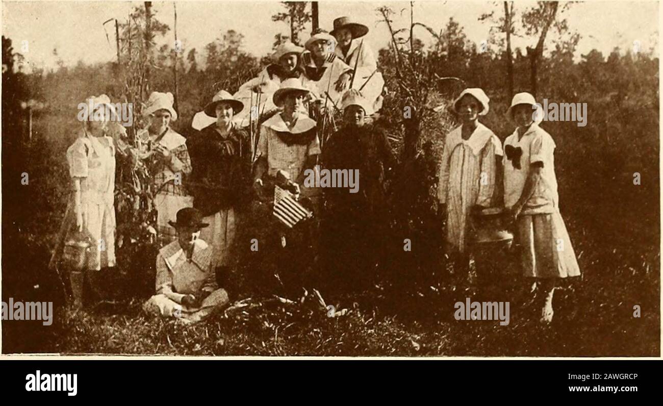 Pine Burr (1918) . Motto der "Sucher": "Seek and Ye shall find Song": "Nicht wissen, wo im Going Flower": "Bachelor Button". Mattie Sucher Jennie Louise Sucher Anna Lee Sucher Edith Sucher Irene Sucher Eddieth SeekerLois SeekerMary SeekerWillie Lee Sucher ^ ^ A flk tfk Il* k ^^^^^- #,AJIJ PPMR^Eyy^ IWjjjilem m ^^^^]^ 1 ^py - ?*, ^B ^^^^^^^^m ^tmi^^B   In Lawrence County Ruby OMaraVera OMaraerna AtwoodMoLLiE PattersonLena GeorgeVerna Bird Madie PolkBeulah WebbMattie WaltmanRosa Lee ChapmanIda JonesElizabeth Longino 100 Johnnie BerryBessie BerryWaller BatterMrs. BatsonCharles LongingMiss M Stockfoto